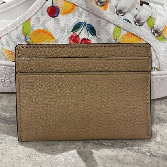 MICHAEL KORS
Reed Large Pebbled Leather Card Holder Case
Camel 
NWT - Picture 8 of 16